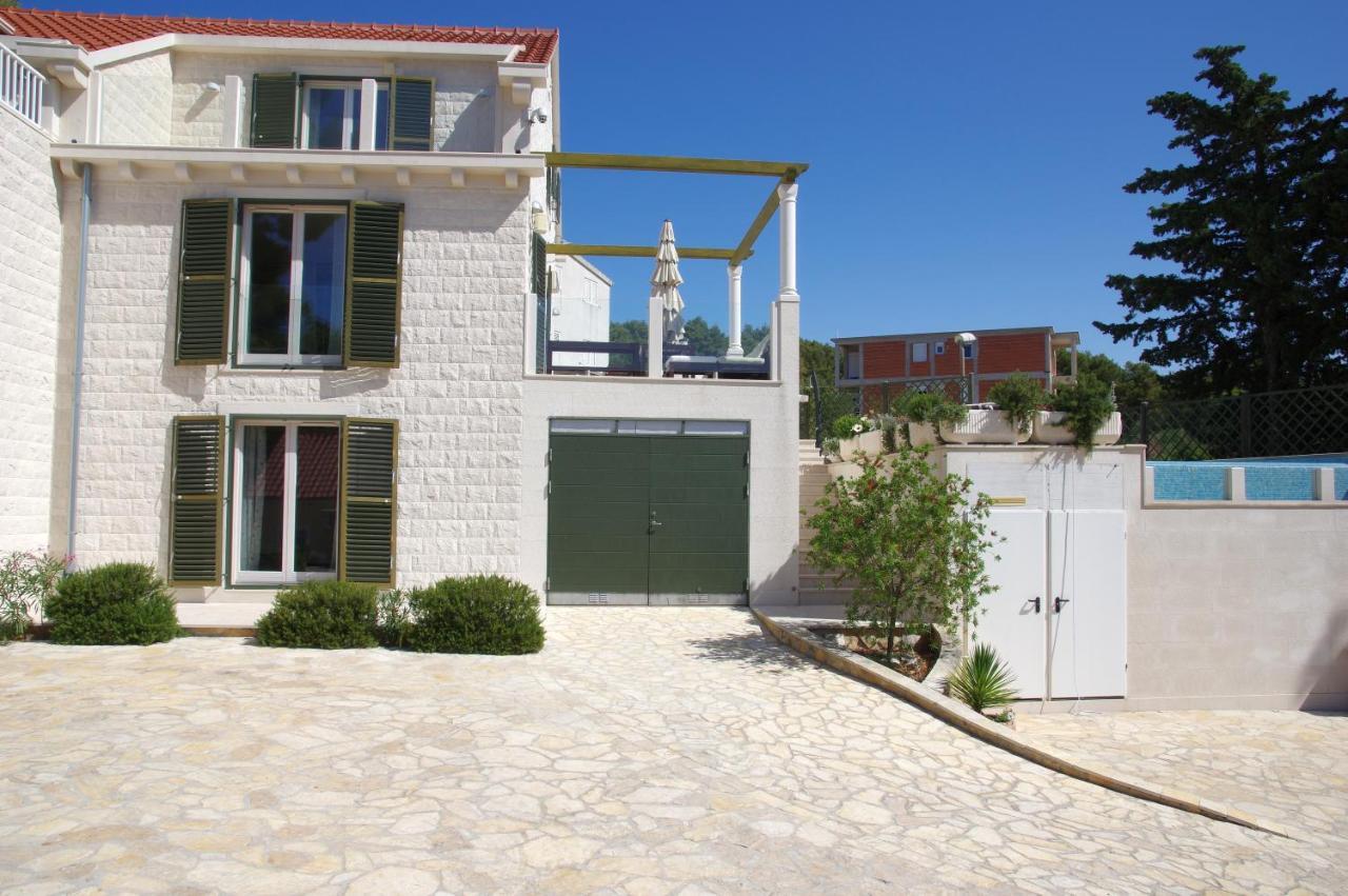 Holiday Home Nevista Sumartin Exterior photo