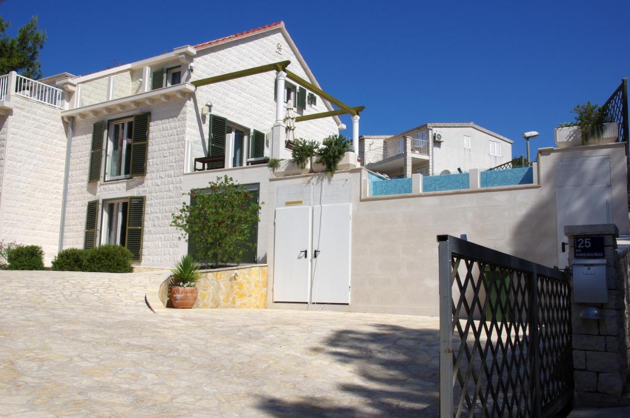 Holiday Home Nevista Sumartin Exterior photo