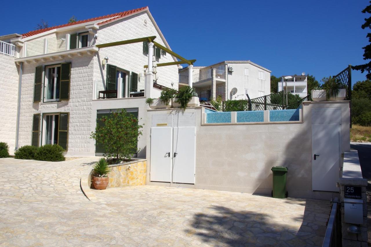 Holiday Home Nevista Sumartin Exterior photo